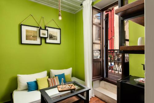 干尼亚Favela Living Space的客厅设有绿色的墙壁和沙发