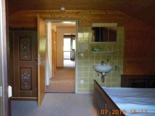 SachrangFerienwohnungen Josef & Karin Ketterl的客房内的浴室设有水槽和镜子