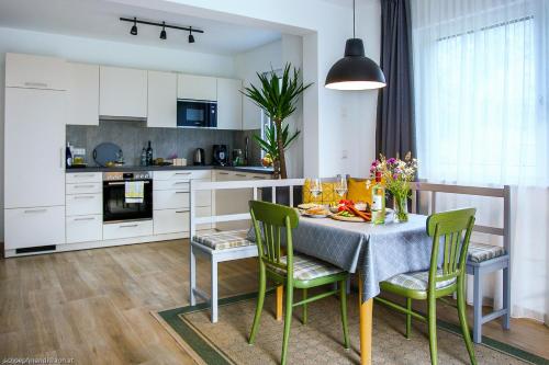 上特劳恩Apartment Brigitte的厨房以及带桌椅的用餐室。