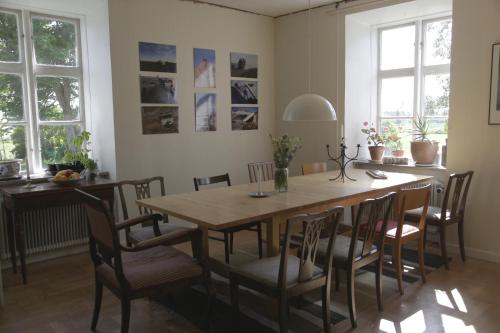 KlintehamnStora Mellings gård的一间带木桌和椅子的用餐室