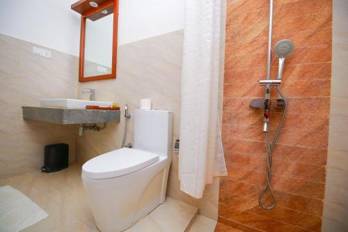 阿努拉德普勒阿拉卡曼达酒店的一间带卫生间和淋浴的浴室