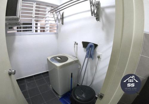 KULAI HOME STAY @IOI MALL/JPO/AEON/SENAI AIRPORT的一间浴室