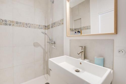 枫丹白露Charme et Design à Proximité du Château的白色的浴室设有水槽和淋浴。