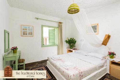 伊罗达Elounda Collection Apartments的白色的卧室设有床和窗户
