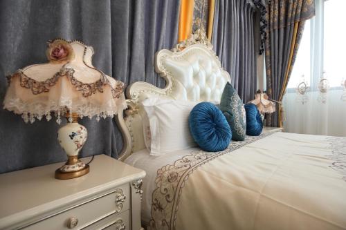 花莲市民乐缘民宿 的一间卧室配有白色床和蓝色枕头