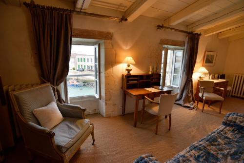 圣马丹德雷乐科帕斯德格德酒店的客厅配有书桌和桌椅
