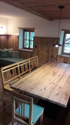 萨尔茨堡附近霍夫Plötzhof的一张大木桌,位于一个配有沙发的房间