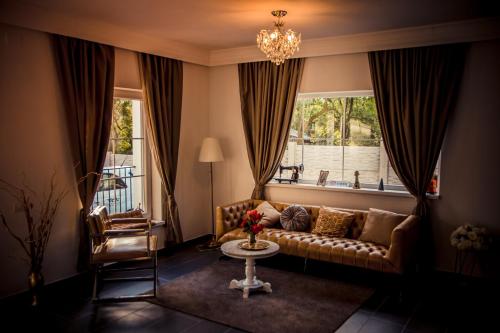 克利默内什蒂Green Hill Villa的带沙发和窗户的客厅