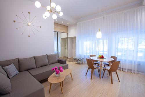 尤尔马拉Apartment near Baltic Sea的客厅配有沙发和桌椅