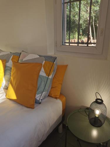 勒吕克Studio de charme en Provence的客房设有一张带桌子和窗户的床。