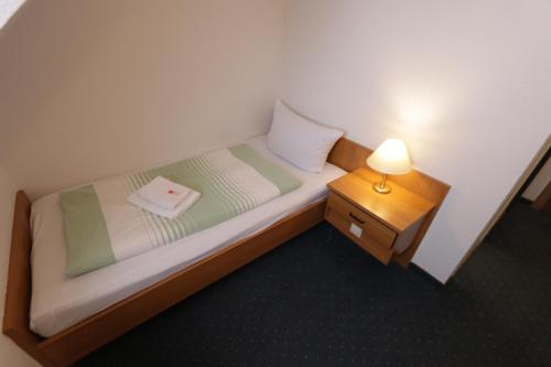 齐陶里德尔酒店的小房间的小床,带灯