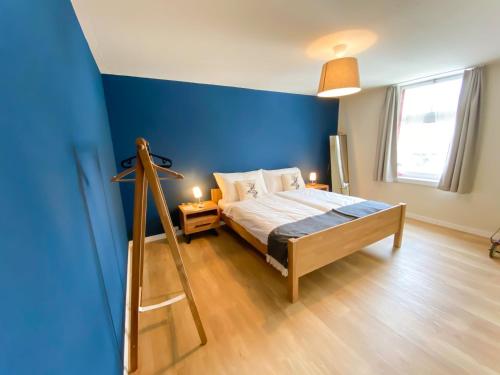 MadulainMadulain Lodge @ Werkhof的一间卧室设有蓝色的墙壁和一张床