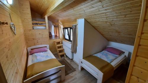 珀尔蒂尼什Casa de vacanta Two Brothers Concept的小房子里的小房间,带两张床