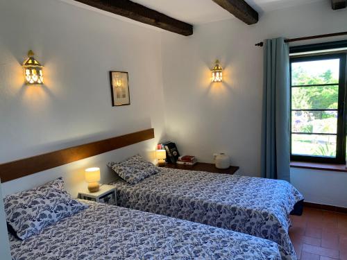 卢斯Quinta Falzina的一间卧室设有两张床和窗户。