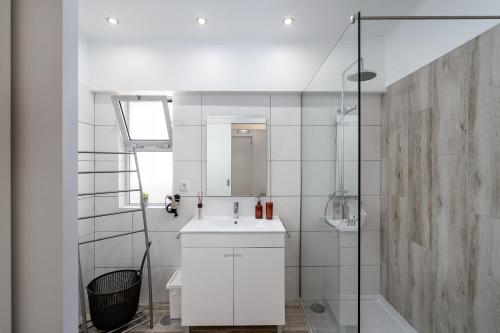 波尔蒂芒Heritage Caeli的白色的浴室设有水槽和淋浴。