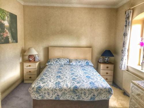 班特里Niblick的一间卧室配有床和2个床头柜