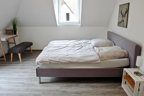 圣布拉辛Dom-i-Ziel Apartments的一间白色客房内的床铺卧室