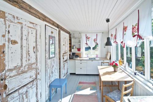 科尔波Hannaksen tila的厨房设有旧门和桌椅
