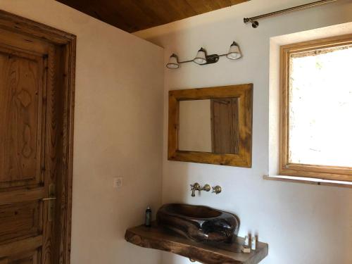维琪奥港ALZITEDDA的一间带木制水槽和镜子的浴室