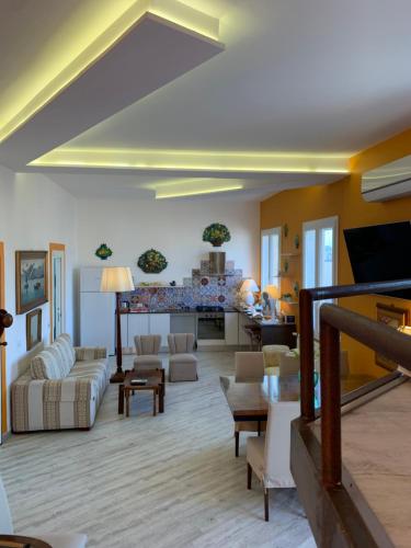 巴勒莫La Maison del Sole的客厅配有沙发和桌子
