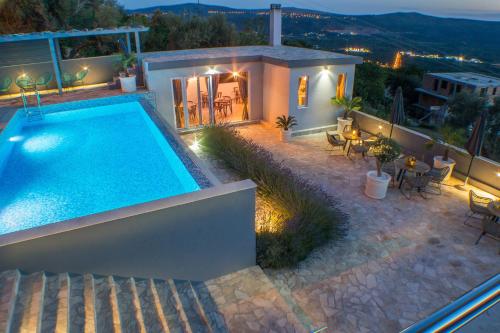 科托尔Apartments Villa Preciosa的夜间带游泳池的别墅