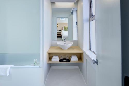 惠灵顿威利斯惠灵顿酒店的一间带水槽和镜子的浴室