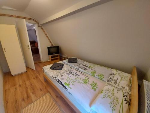 佩鲁恰茨Perucac Apartment的卧室配有一张床
