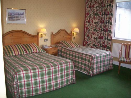 伯恩茅斯埃尔斯坦德酒店的酒店客房设有两张床和窗户。