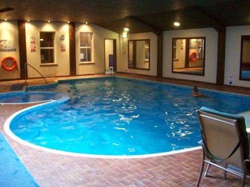 伯恩茅斯埃尔斯坦德酒店的酒店设有一个大型游泳池,其中有两人