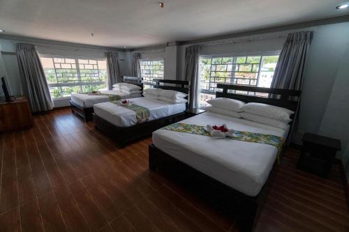科隆阿维尔湾一号酒店的一间卧室配有两张床和两把椅子