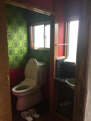 驹根市一棟貸し宿bochi-bochi的一间带卫生间和窗户的小浴室