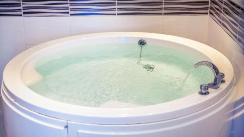 顺天市威尼兹亚酒店的浴缸内装有水的水龙头