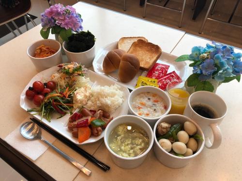 仁川市仁川富平丰子酒店的一张桌子,上面放着一盘食物和一碗食物