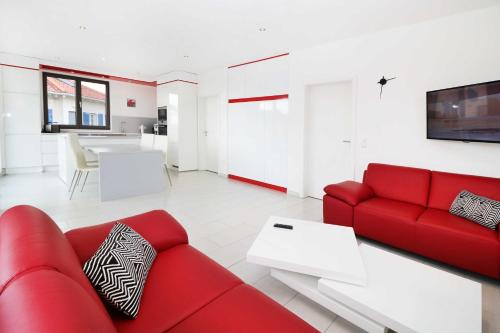佩讷明德Ferienwohnung Leuchtfeuer 6 OG_ RO的客厅配有红色的沙发和桌子
