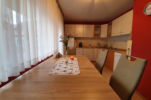 莫斯特拉纳Apartma Kreda的厨房配有长木桌子和椅子