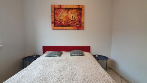 米兹多洛杰Apartament w Kwiatki的一间卧室配有一张带两个枕头的床