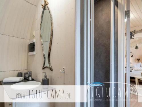 RiolIglu Camp Triolago的浴室设有水槽和墙上的镜子