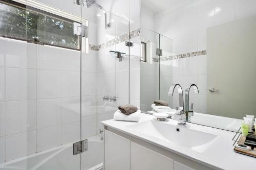 西摩布什曼斯康福特茵酒店的白色的浴室设有水槽和淋浴。