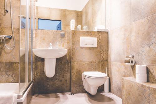 克拉科夫浮罗兰老城区酒店的浴室配有卫生间、盥洗盆和淋浴。