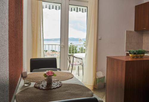 巴什卡沃达卢扎一室公寓酒店的一间带桌子的客厅和一个阳台
