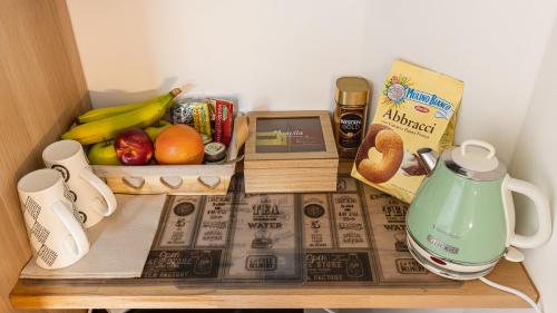 阿科Le Scuderie B&B的厨房柜台配有茶壶和一些食物