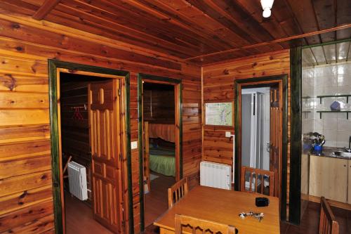 里奥帕尔Cabañas La Toma del Agua的小木屋设有桌子和卧室