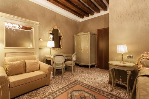 威尼斯阿尔蓬特默西尼果酒店的客厅配有沙发和桌子