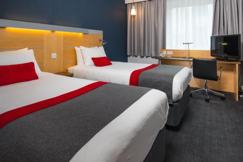 剑桥假日快捷剑桥酒店的酒店客房配有两张床和一张书桌