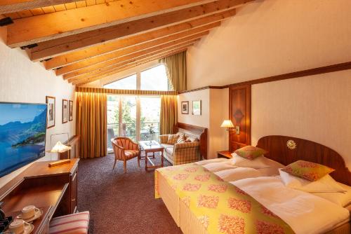 采尔马特桑尼酒店的酒店客房设有床和客厅。