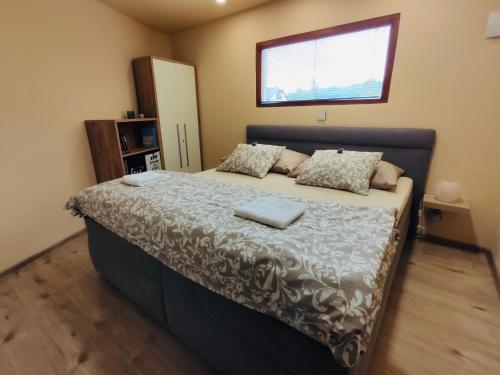 斯科林特普利采Grand Spa Holiday Home II的一间卧室配有一张带两个枕头的床