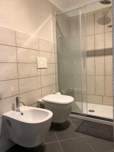 NarzoleAppartamento i Tulusan a due passi dalle Langhe的浴室配有卫生间、盥洗盆和淋浴。