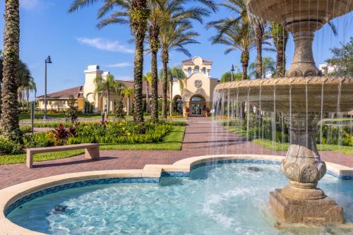 奥兰多Vista Cay Resort by Millenium at Universal Blvd.的棕榈树屋前的喷泉