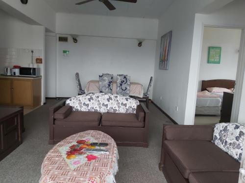 福隆港FH舒适之家公寓的带沙发、沙发和桌子的客厅