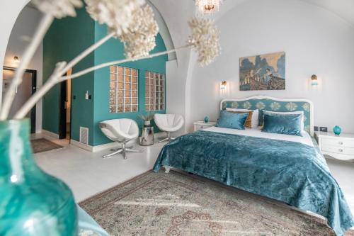 特拉维夫诺娃 - 豪华套房及精品公寓式酒店的一间卧室配有蓝色的床和花瓶